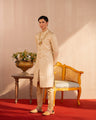 金色刺绣提花 Sherwani，带有 Resham 线刺绣图案