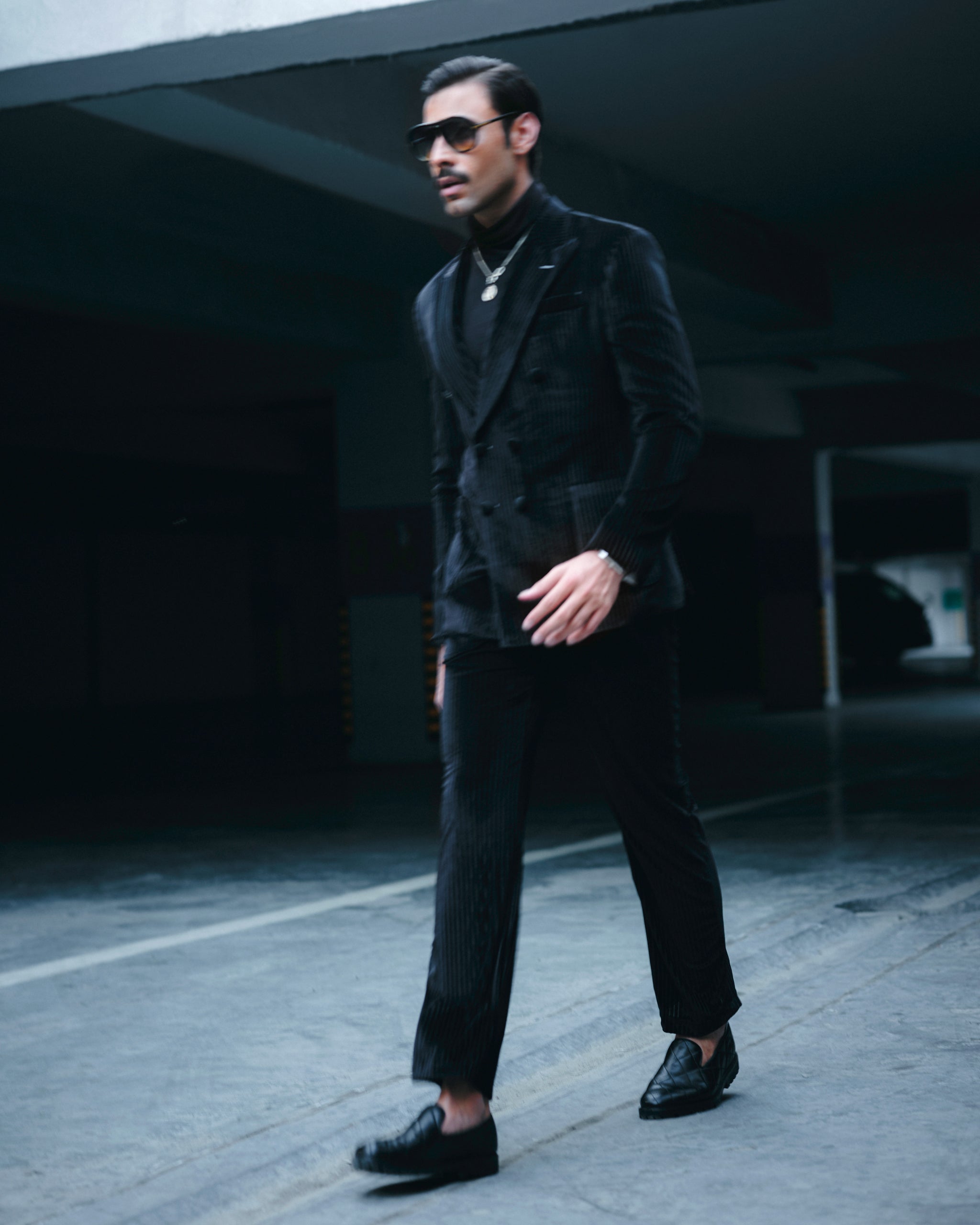SOIGNÈ | Black Gradation Pleats Double Breasted Suit