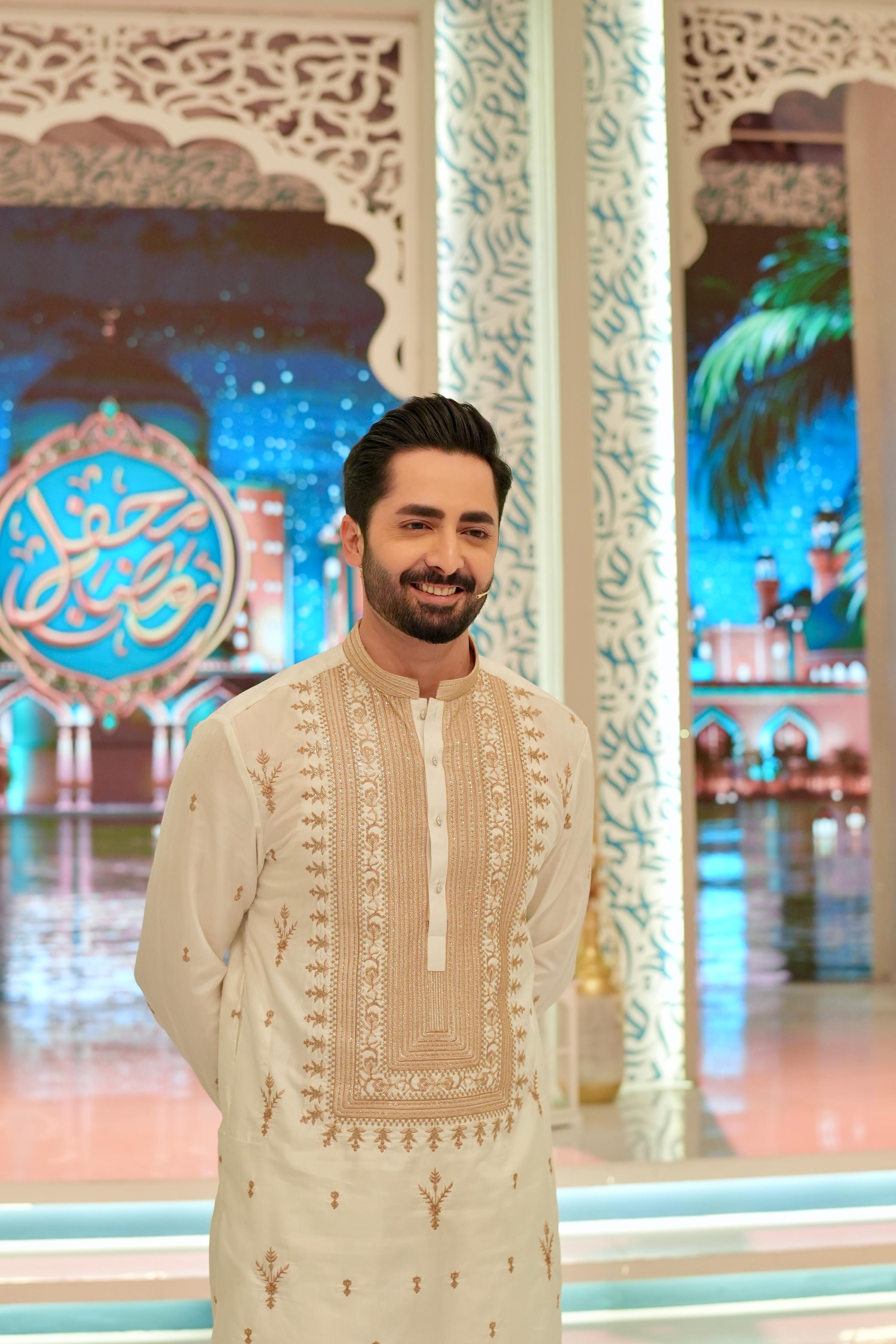 ED25 - Ivory Neck Embellished Kurta Pajama